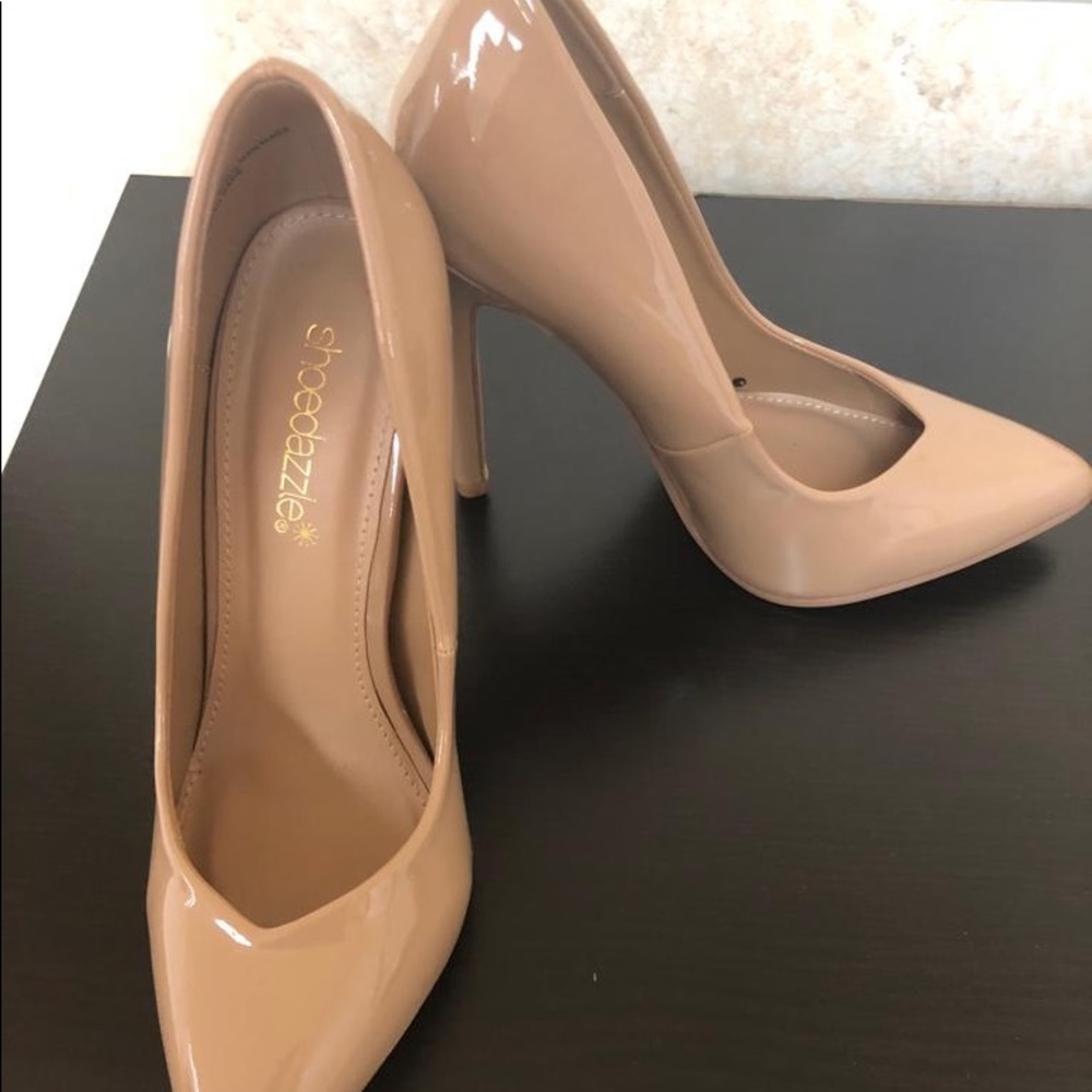 SELLING NEW PUMPS HEELS COLOR TAN/NUDE SIZE 6”